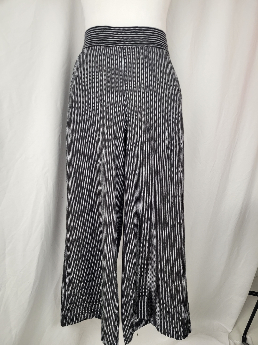 Black & White Striped Wide Leg Pants Culottes NWOT Pockets Small.